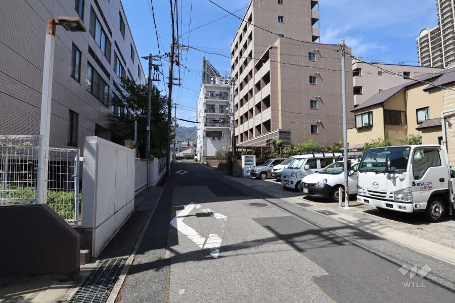 敷地西側の前面道路（南側から）