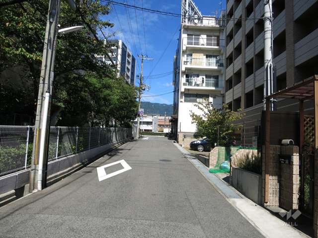 敷地南西側の前面道路