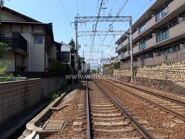 敷地の南側には阪急神戸線が走っています。
