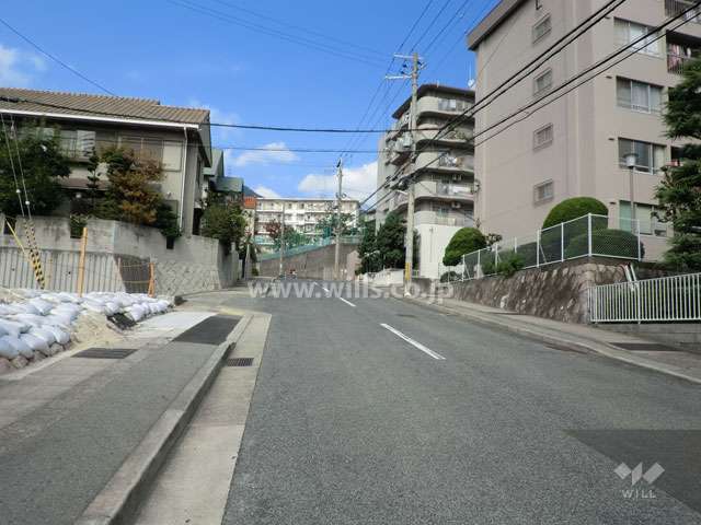 敷地西側の前面道路