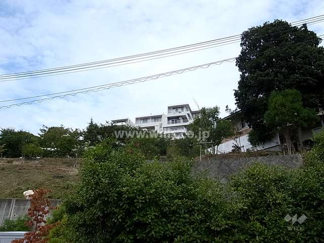 万松園の遠景。周辺はマンションと一戸建てなどが混在する静かな住宅地です。