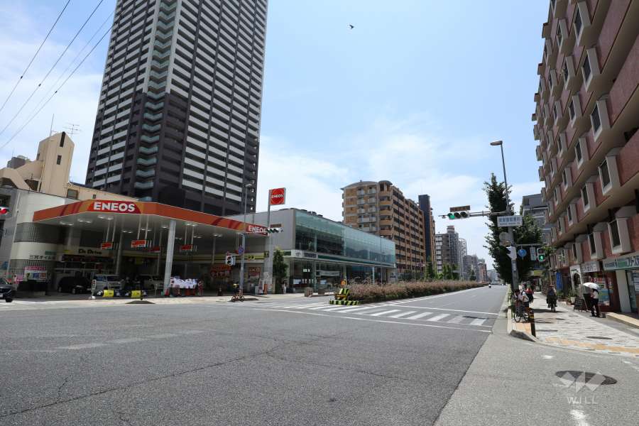 敷地南側の前面道路。国道2号です。