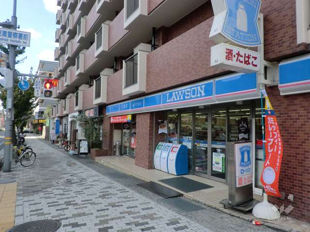 １階部分には店舗が入っています。