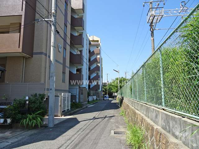 敷地北側の前面道路