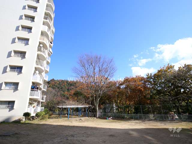 周囲には山林が広がり、たいへん緑豊かです。