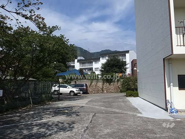 日生鴨子ヶ原第一コーポラスの遠景。周辺はマンションと一戸建てなどが混在する静かな住宅地です。