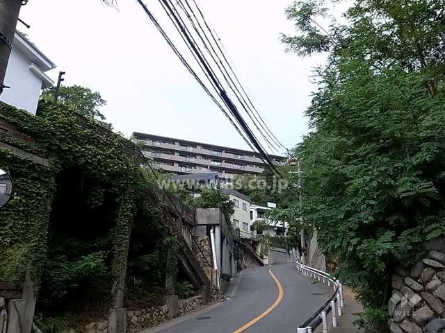 東急ドエルアルス御影鴨子ヶ原北棟の遠景。周辺はマンションと一戸建てなどが混在する静かな住宅地です。