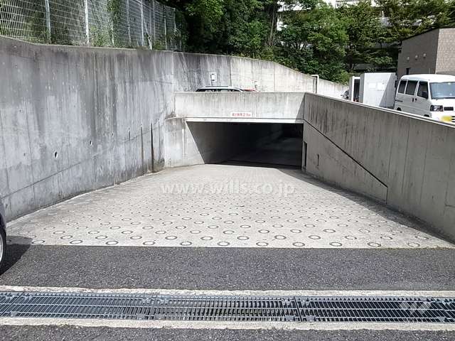地階にある駐車場へのアプローチ