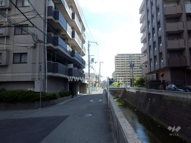 敷地西側の前面道路