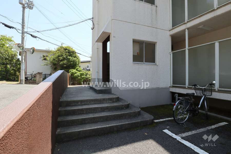 住戸出入り口は東西に2ヶ所あります。