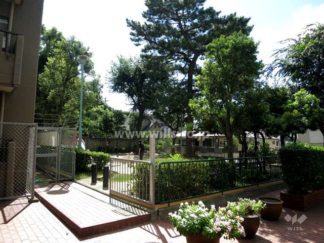 敷地に隣接する小さな公園