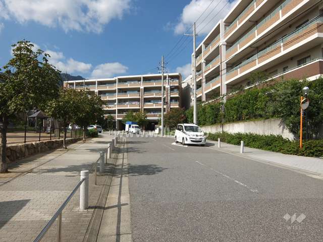 住吉山手コモンズＣ棟の遠景。周辺はマンションと一戸建てなどが混在する静かな住宅地です。