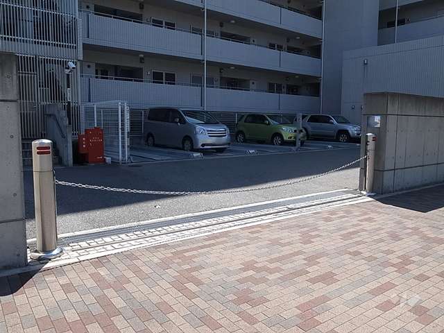 駐車場出入り口（ゲート付き）