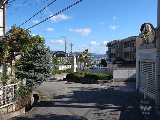 敷地北側の前面道路。周辺は第1種低層住居専用地域に指定された閑静な住宅地です。