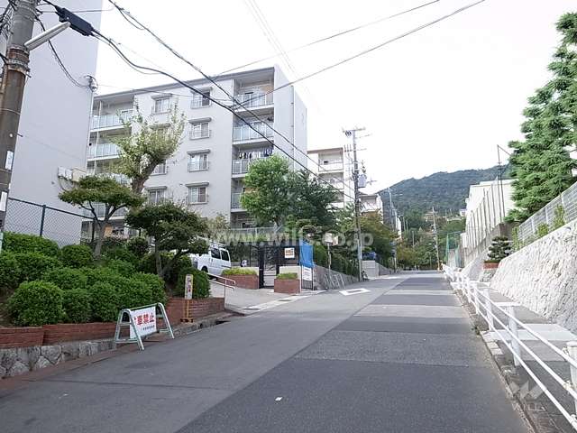 渦ヶ森コーポ4号館の遠景。周辺はマンションが立ち並ぶ静かな住宅地です。