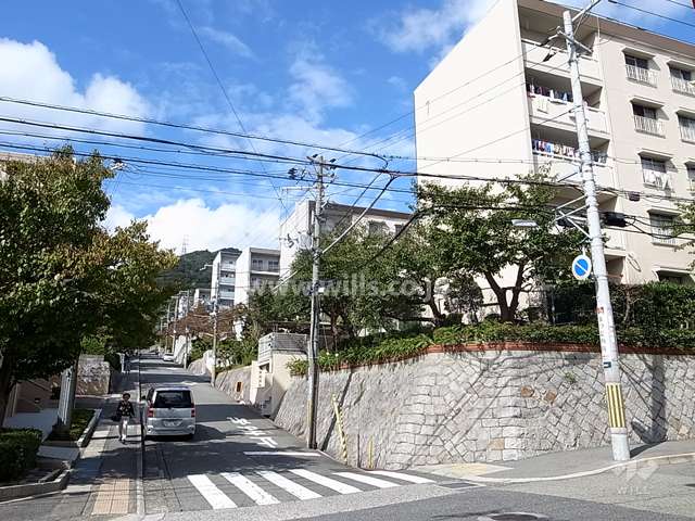 渦ヶ森コーポ10号館の遠景。周辺はマンションが立ち並ぶ山手の静かな住宅地です。