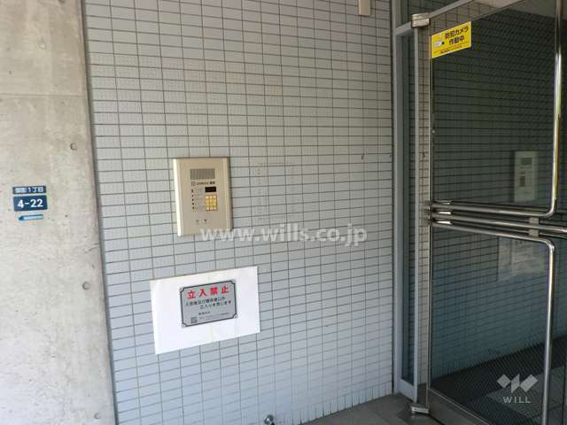 エントランスはオートロック付きです。