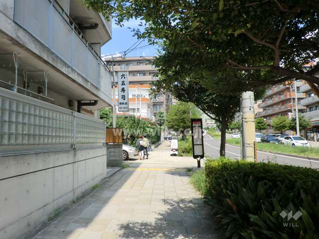 敷地東側の前面道路。目の前にバス停があります。