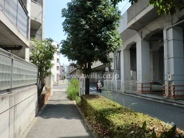 敷地南側の前面道路。道を挟んでJR東海道本線が走っています。