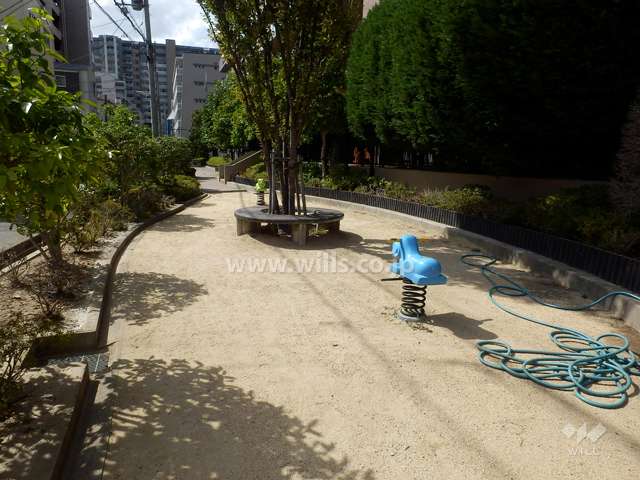 敷地に隣接する小さな公園