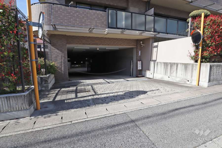 駐車場の出入口（リングシャッター付き）