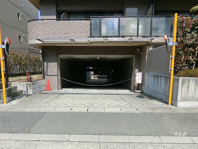 駐車場の出入り口はロボットゲート付きです。