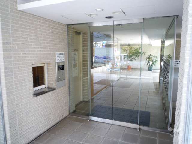 エントランスはオートロック付きです。