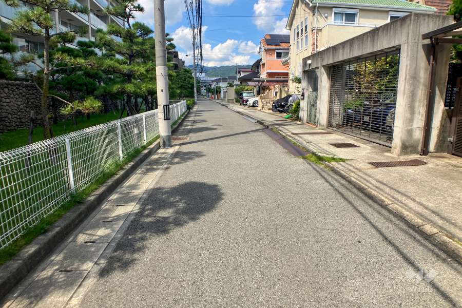 敷地東側の前面道路（南側から）