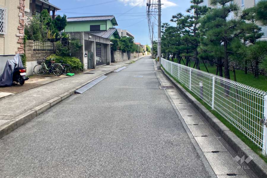 敷地東側の前面道路（北側から）