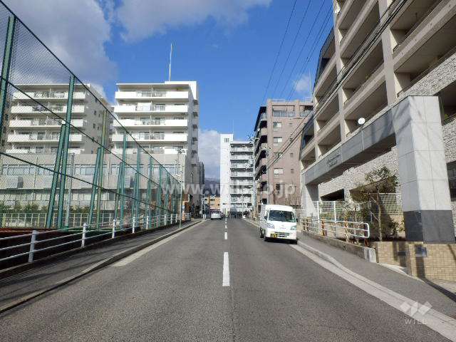 敷地西側の前面道路