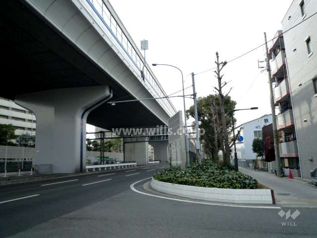 敷地の南側には国道43号線、阪神高速3号神戸線が通っています。