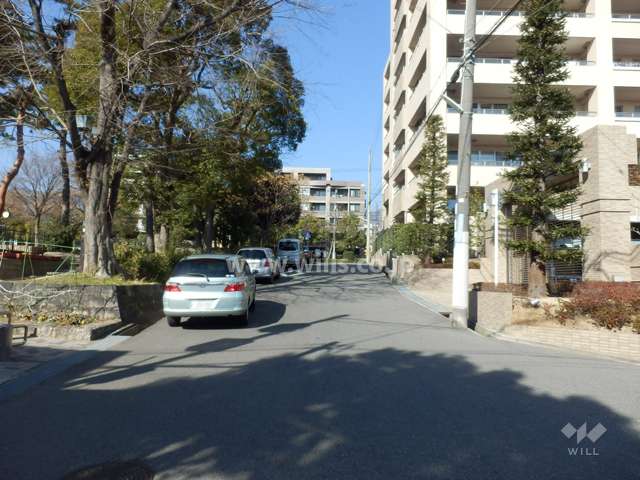 敷地西側の前面道路