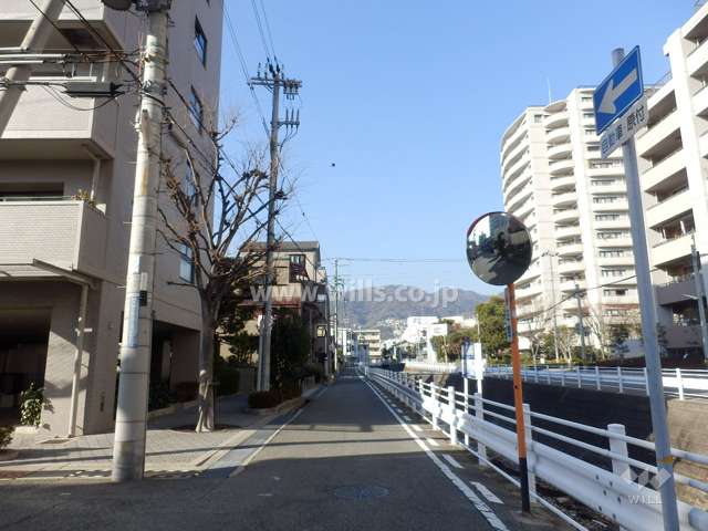 敷地東側の前面道路