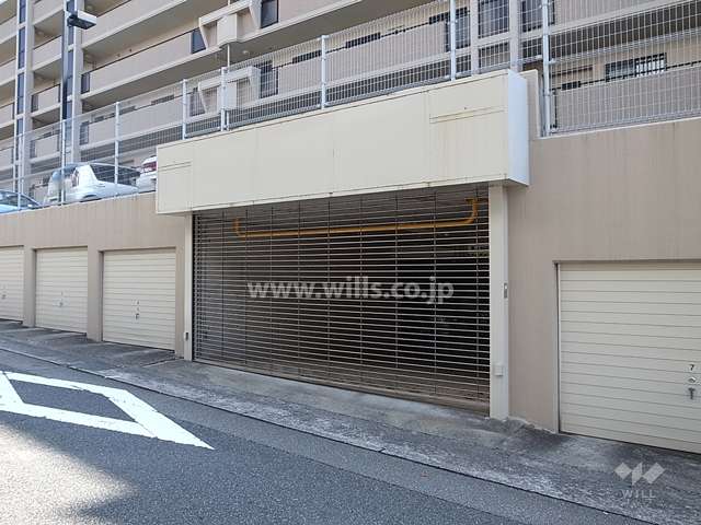 地階にある駐車場へのアプローチ