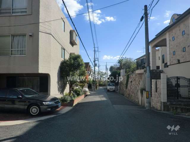 敷地西側の前面道路