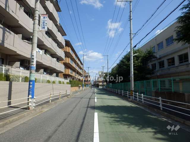 敷地南側の前面道路。道を挟んで本山第三小学校があります。