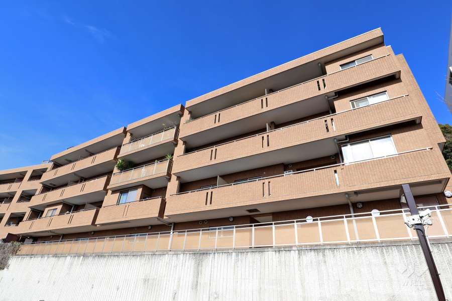 ヴェルーサ岡本山手の外観（南東側から）