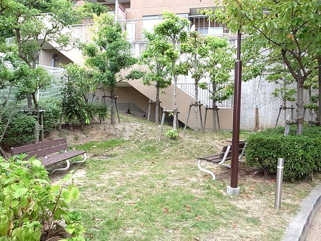敷地内の小さな公園