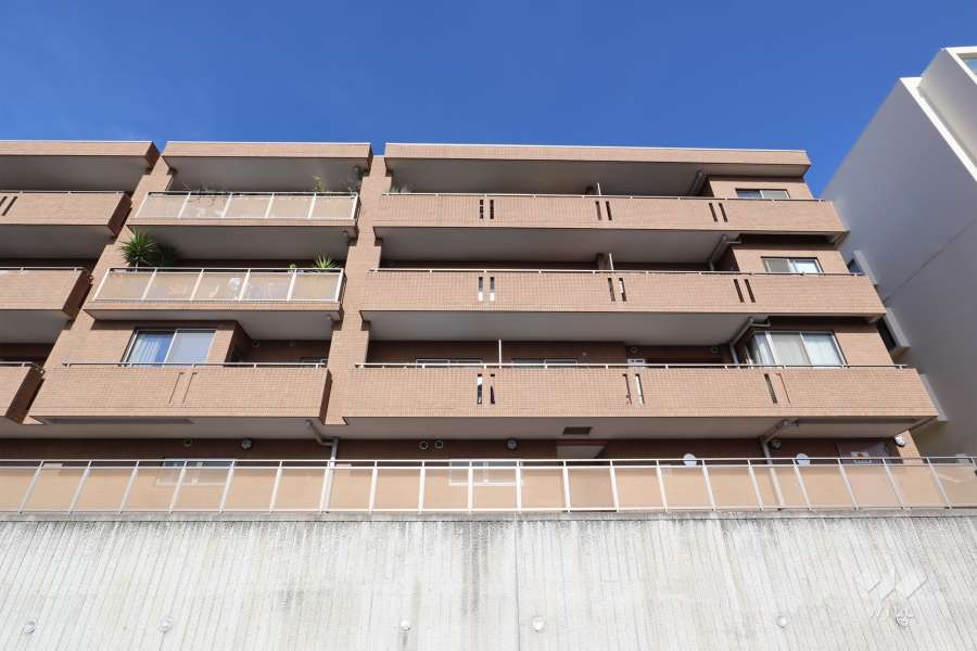 ヴェルーサ岡本山手の外観（南側から）