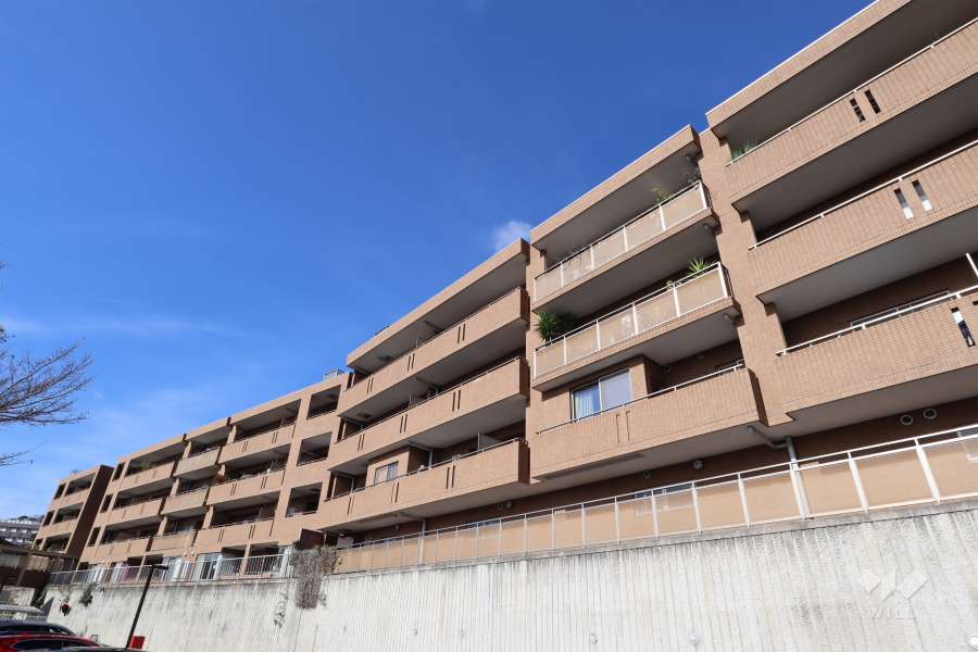 ヴェルーサ岡本山手の外観（南東側から）