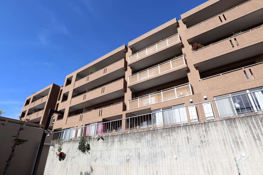 ヴェルーサ岡本山手の外観（南東側から）
