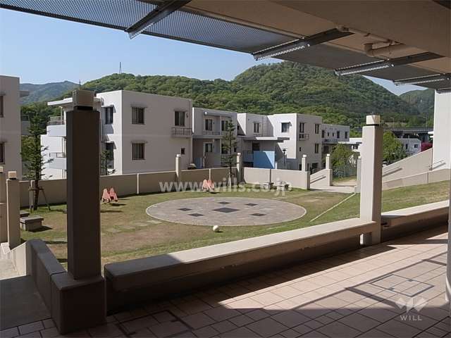 敷地中央にある噴水付きの広場