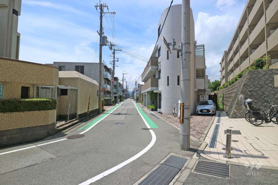 敷地南西側の前面道路（南東側から）