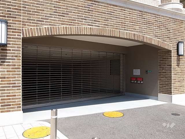 敷地内駐車場入り口（リングシャッター付き）