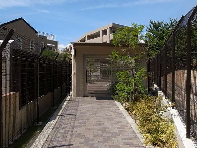駐輪場入り口（扉付き）