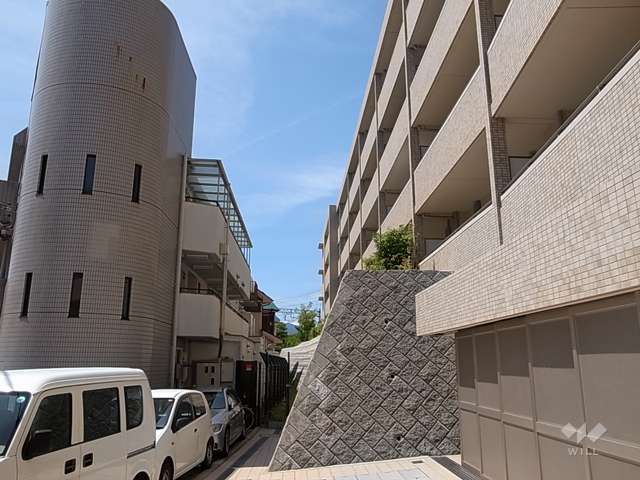 敷地は南側より一段高くなっています。