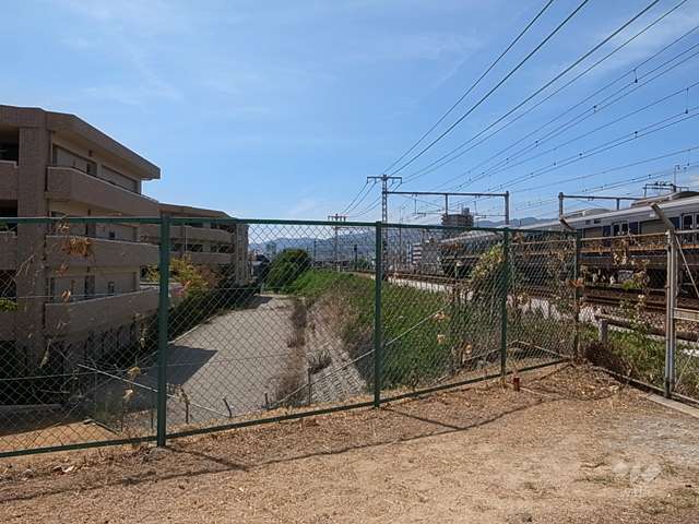 敷地の北側には少し距離を置いて、JR東海道本線が走っています。