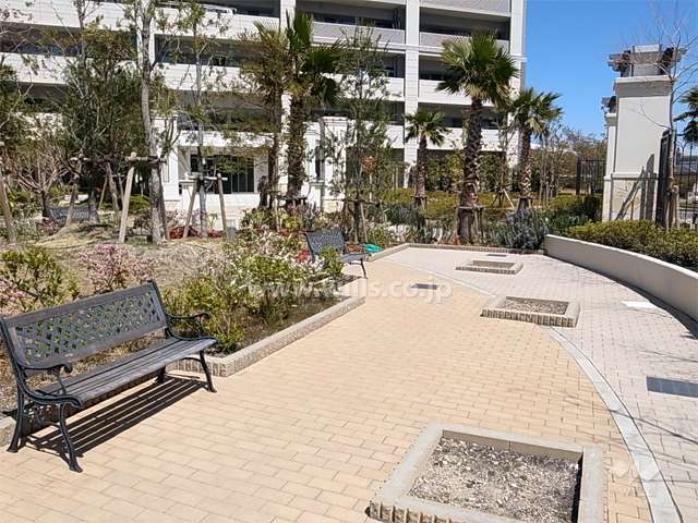 各所にベンチが配置された敷地内の公園。