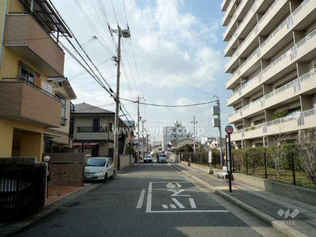 敷地南側の前面道路。バスの停留所があります。