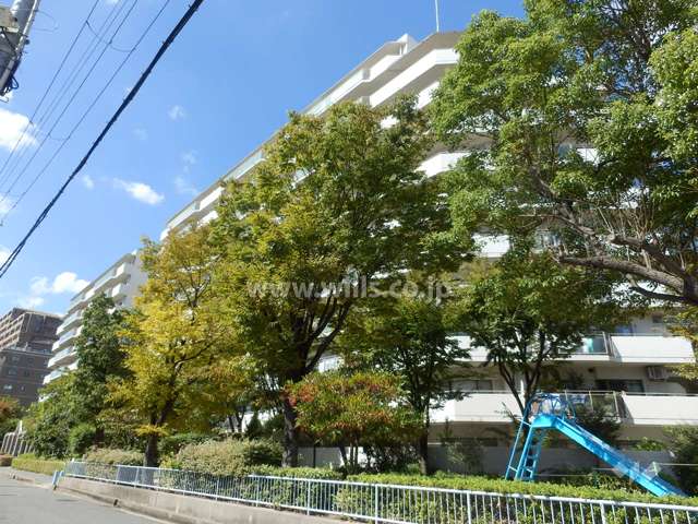 本山ロイヤルマンションの外観（南東側から）
